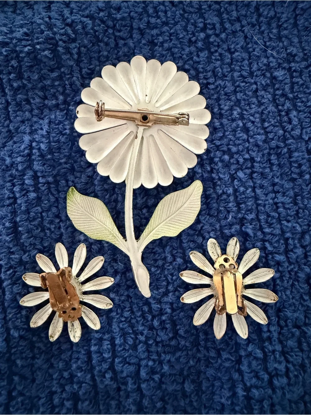 Vintage enamel White and Yellow Daisy Brooche and clip on earrings set